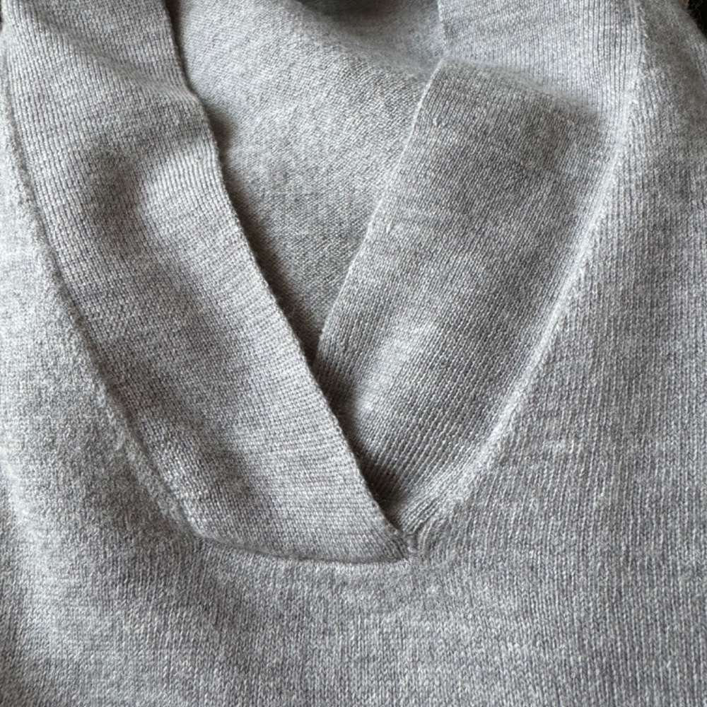 Saks  Fifth Avenue sweater - Picture 12 of 12